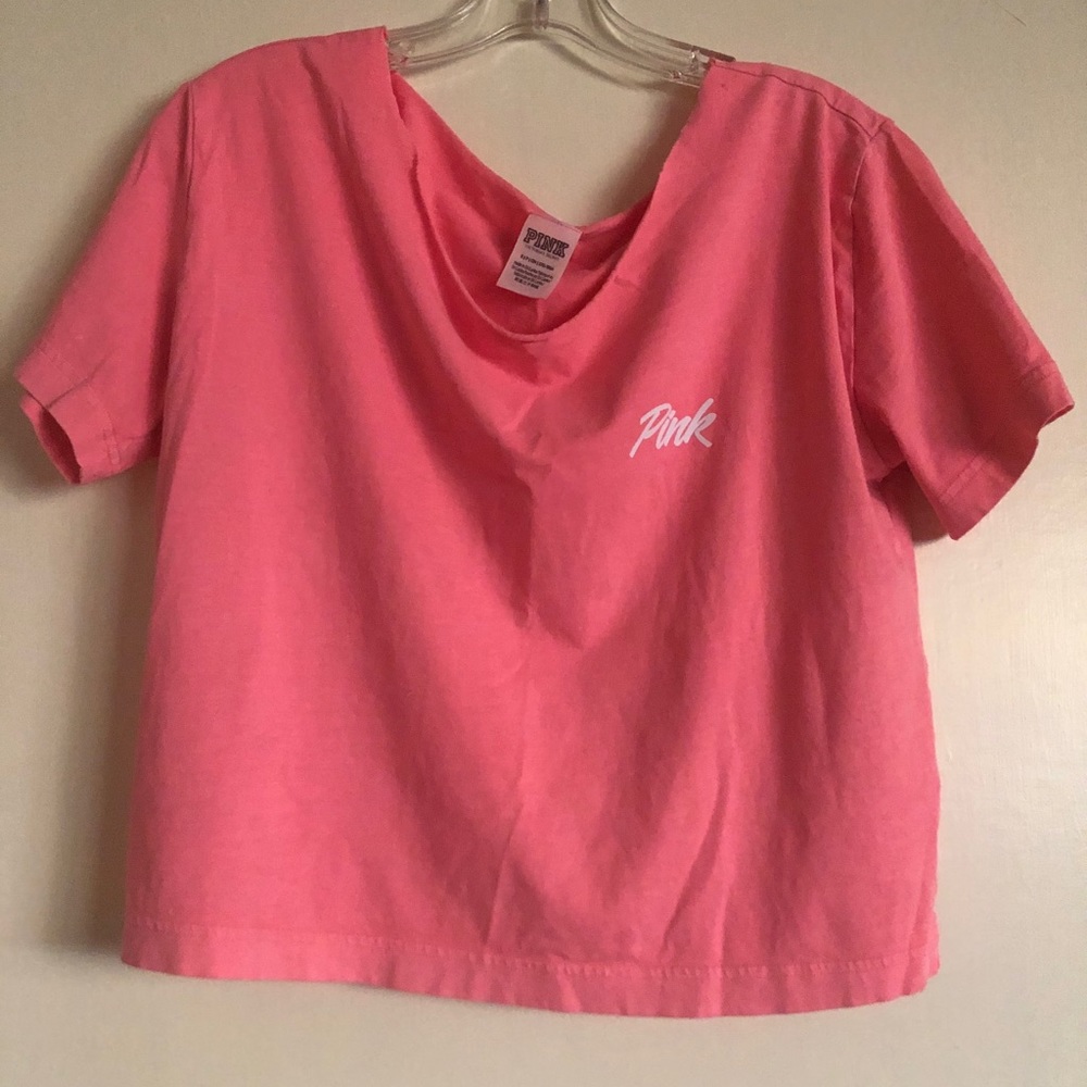 Open/off-the-shoulder cropped shirt.